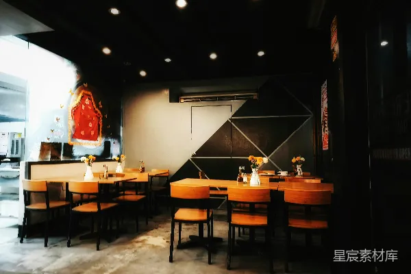 高清摄影 现代餐厅的室内环境，空着的餐桌和椅子