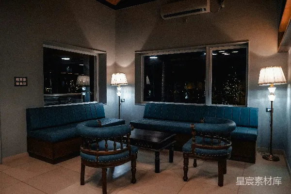 高清摄影 一个客厅，里面有一张蓝色的沙发。