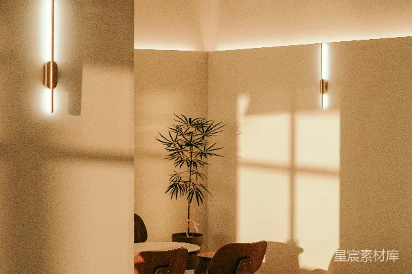 高清摄影 现代办公室空间，配有温暖的灯光和木质椅子。
