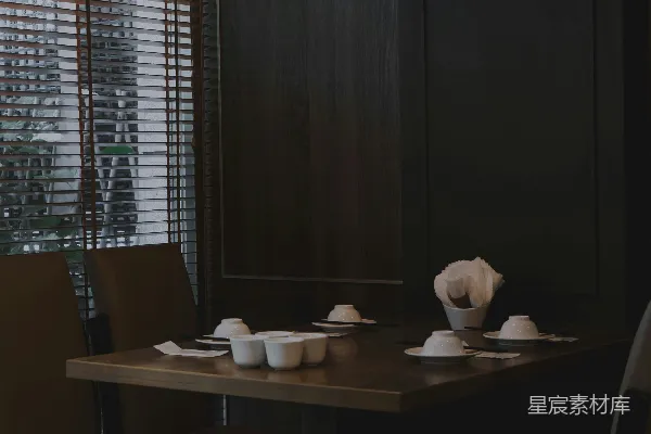 高清摄影 桌子上摆放着盘子和杯子。