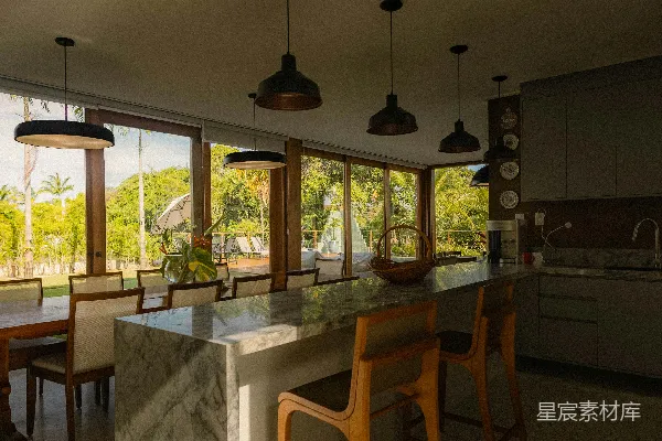 高清摄影 现代化的厨房和餐厅区域，配有大窗户。