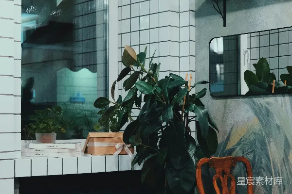 高清摄影 一个房间里有一张桌子和几把椅子。