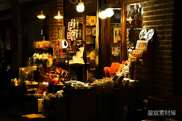 高清摄影 夜晚的商店前部摆满了许多商品。
