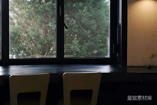 高清摄影 窗前两椅，俯瞰树木
