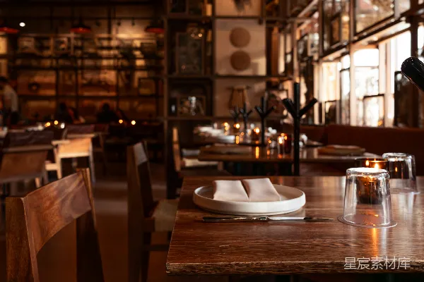 高清摄影 一张木桌，上面放着一个白盘子。