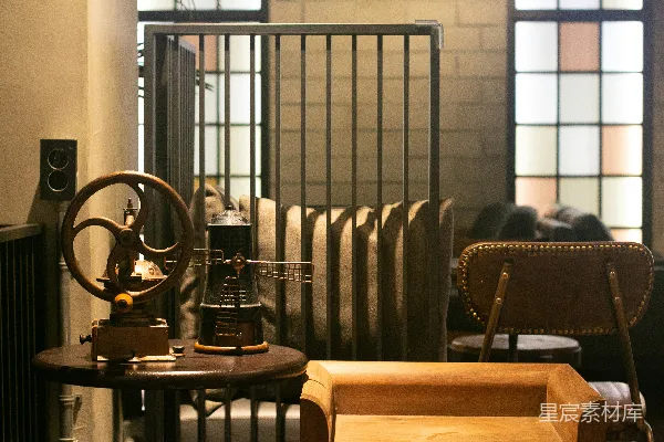 高清摄影 一间有椅子和一张桌子的房间，桌子上有一个钟。