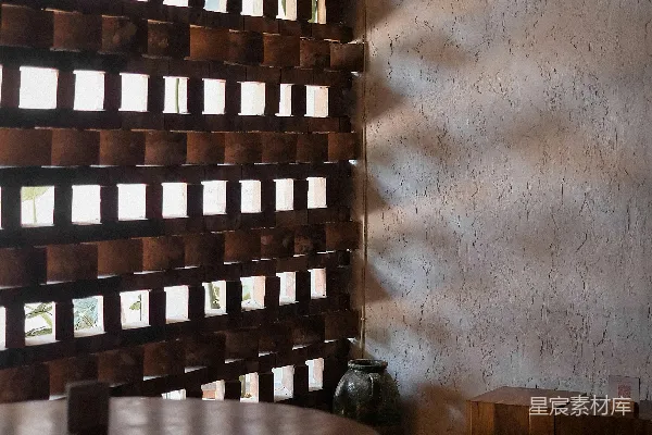 高清摄影 棕色木制椅子靠近棕色木制桌子