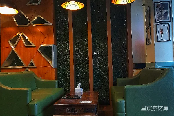 高清摄影 房间里有两套绿色沙发。
