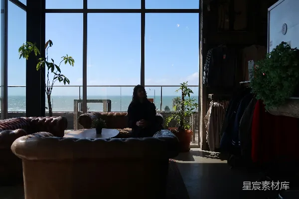 高清摄影 一个人在带有海景的沙发上放松。