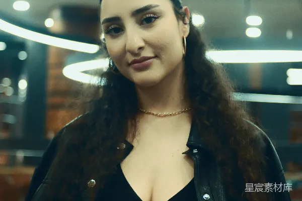 高清摄影 一个长发女人穿着黑色上衣。