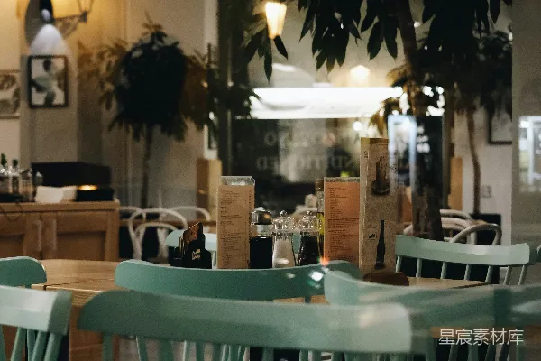 高清摄影 一家有绿色餐桌的餐厅