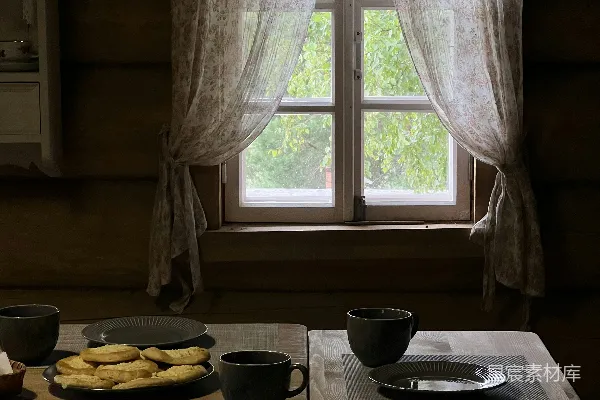 高清摄影 一张木制桌子，上面摆着几盘食物，旁边是一扇窗户。
