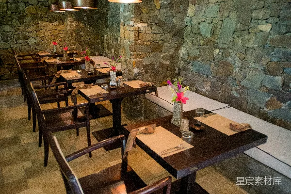 高清摄影 一家带有石墙和木桌的餐厅