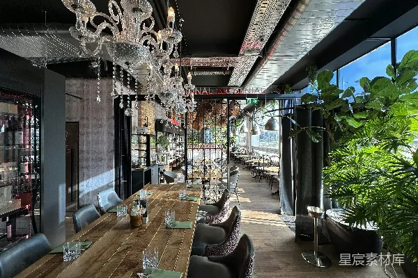 高清摄影 一间有木制餐桌和吊灯的餐厅。