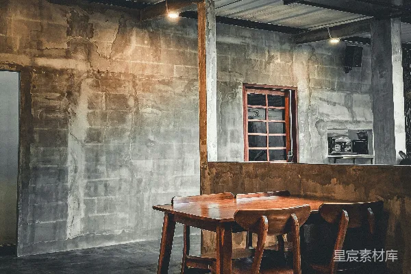 高清摄影 乡村风格的餐厅，有木制家具和混凝土墙壁。