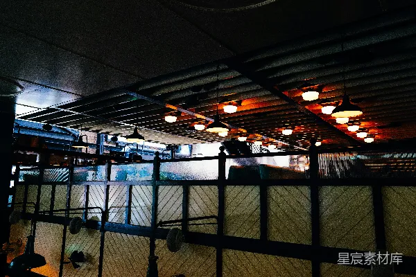 高清摄影 昏暗的餐厅内部，头顶悬挂着吊灯。