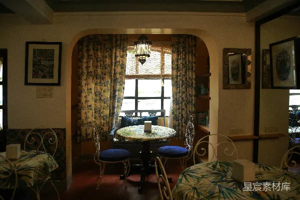 高清摄影 一间餐厅，里面有桌椅。