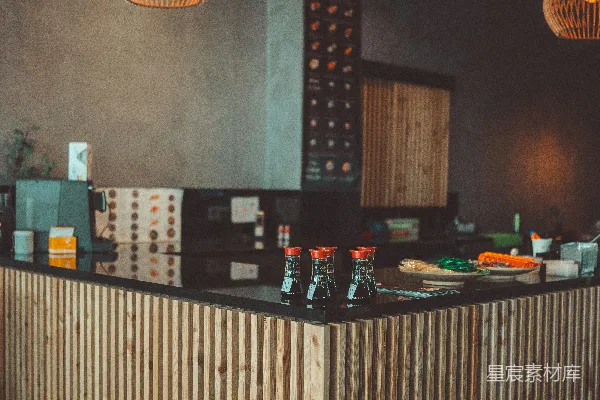 高清摄影 现代餐厅柜台，配有木板和悬挂灯。