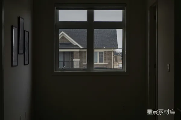 高清摄影 漆黑的走廊，一扇窗户俯瞰着房屋。