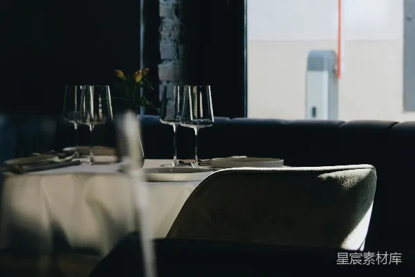 高清摄影 一个餐厅，有一张桌子、几把椅子和一扇窗户。
