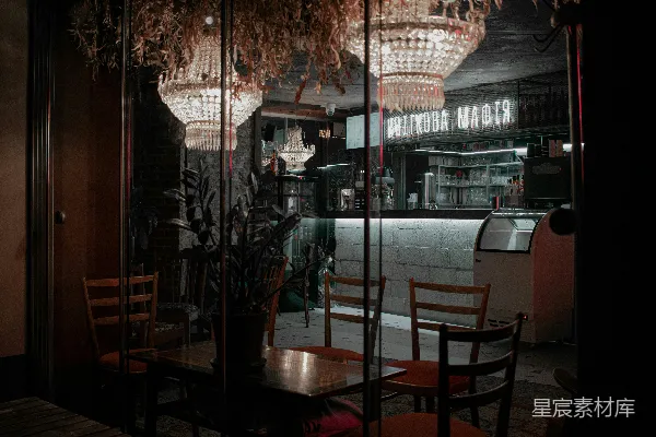 高清摄影 一家天花板上挂着吊灯的餐厅
