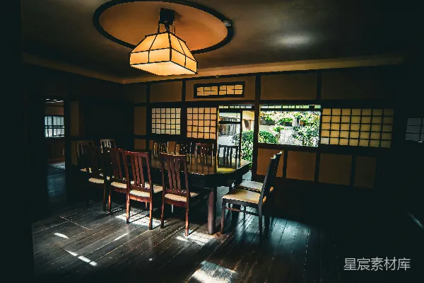 高清摄影 一个传统的日式餐厅，有一张长桌。