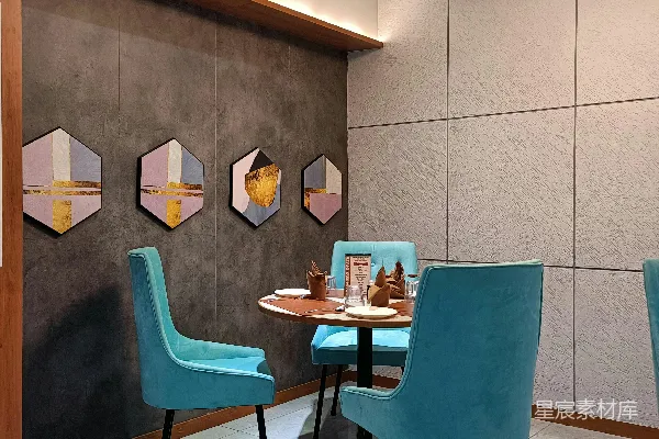 高清摄影 一间餐厅，有蓝色的椅子和一张圆形的餐桌。
