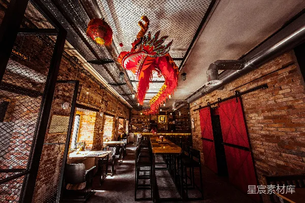 高清摄影 一家砖墙餐厅，天花板上挂着一条红色的龙。