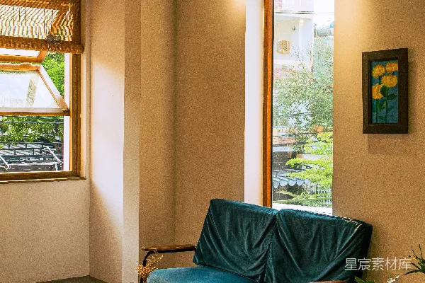 高清摄影 一个蓝色的沙发放在客厅里，窗户旁边。
