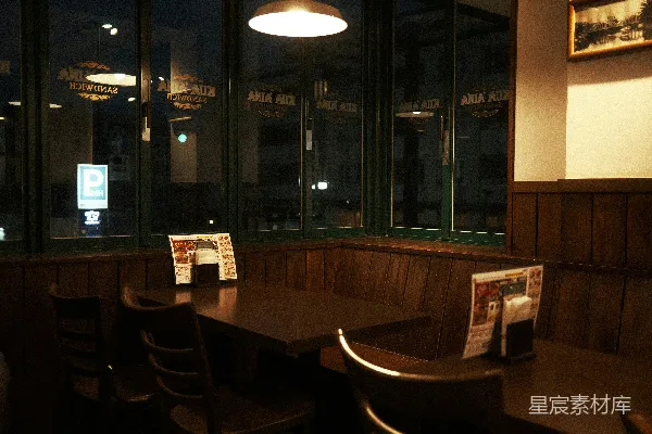 高清摄影 夜晚靠窗的空餐桌