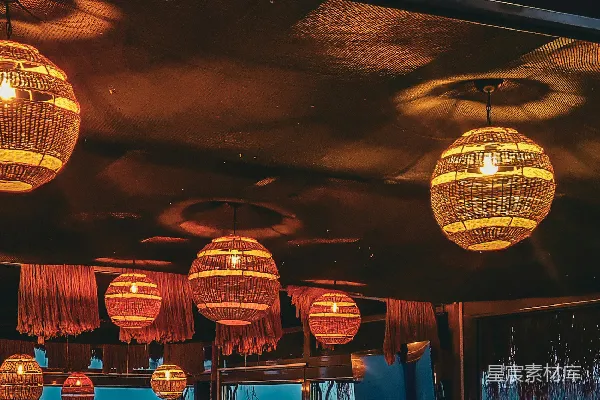 高清摄影 一家有茅草屋顶和吊灯的餐厅