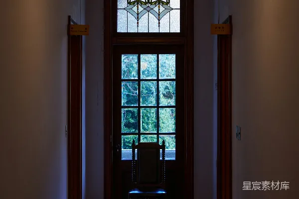 高清摄影 有红色地毯的过道，旁边有一把椅子，门上有很多窗户。