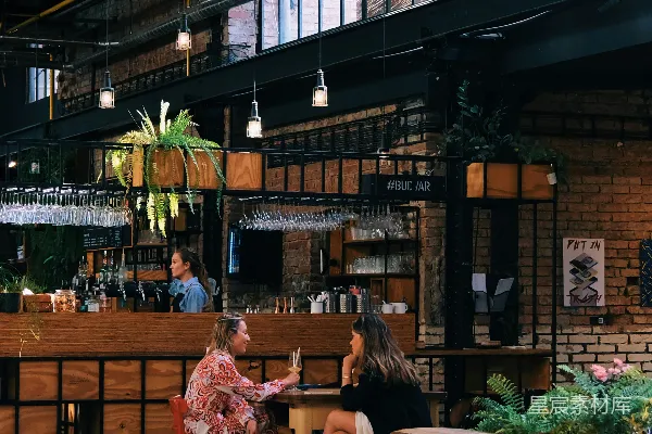 高清摄影 两个人坐在餐厅的桌子旁