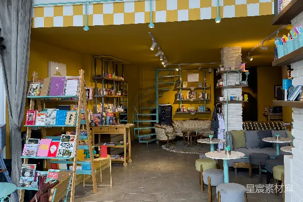 高清摄影 一间明亮多彩的书店的室内场景，里面有座位区。