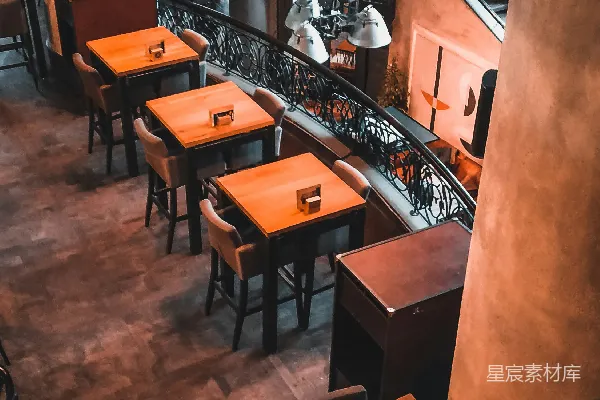 高清摄影 棕色的木制桌子和椅子