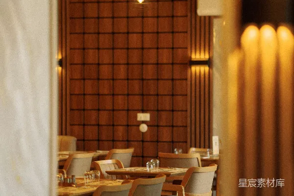 高清摄影 空荡的餐厅用餐区，带有木质装饰。