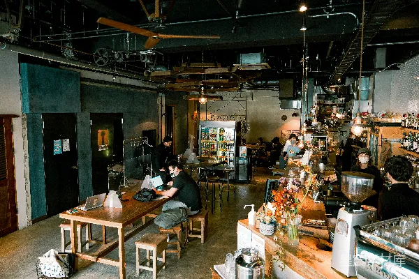 高清摄影 一群人在商店工作。