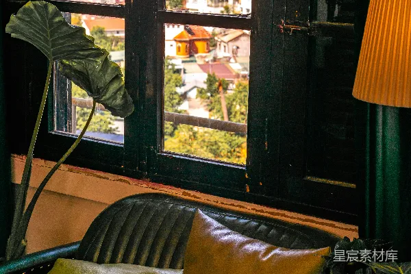 高清摄影 透过窗户看到的枕头衬托下的小镇景色。
