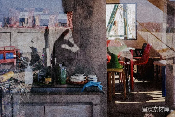 高清摄影 室外场景在质朴的厨房台面和餐桌上方反射。