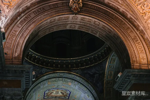 高清摄影 华丽的天花板，上面有壁画和建筑细节