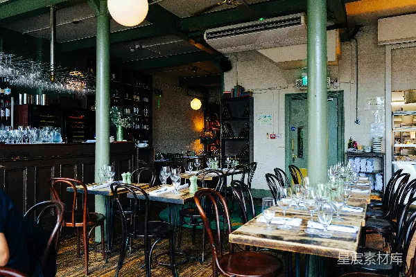 高清摄影 餐桌摆放在餐厅的室内。