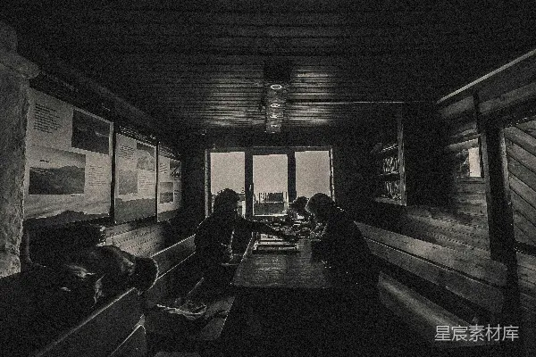 高清摄影 人们坐在一间质朴小屋的餐桌旁。