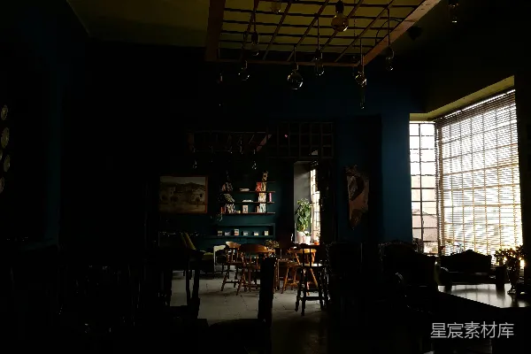 高清摄影 房间里坐着几个人
