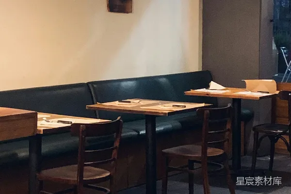 高清摄影 一家设有木桌和绿色隔间椅的餐厅