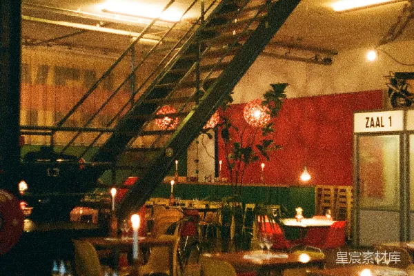 高清摄影 餐厅内部，设有桌子、椅子和楼梯。