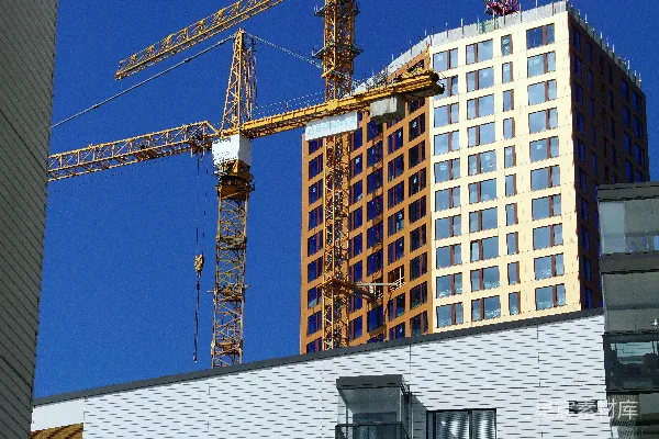 高清摄影 正在建设中的建筑，背景中有起重机。