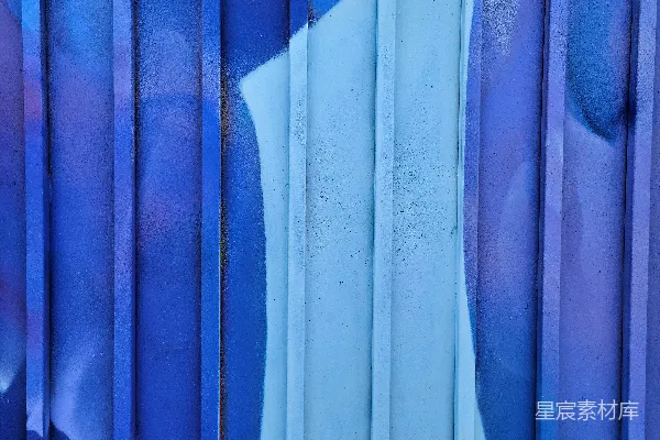 高清摄影 一幅挂在蓝色墙上的裙子画作