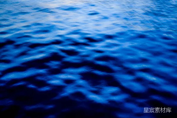 高清摄影 一艘船漂浮在水面上