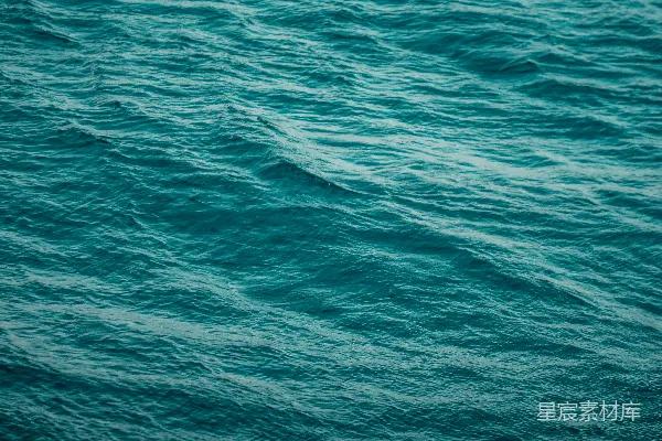 高清摄影 一艘船漂浮在水面上