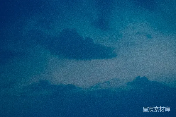 高清摄影 深蓝色的天空中飘着几缕云。